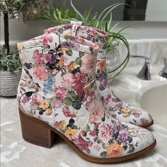 NEW Floral Ankle Booties Size 9 - Picture 1 of 8